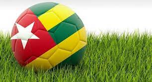 Image de Football. Le football au Togo suscite un véritable engouement parmi les passionnés de ce sport. Les amateurs du football local aiment s'informer de tout ce qui se passe. Et pour cela, ils consultent souvent des sites Internet spécialisés en football. Comme eux, je consulte régulièrement des sites en ligne pour rester informé des actualités, des résultats et des événements liés au football togolais. Mon site préféré est . Avez-vous déjà eu l'occasion de visiter ce site ? Quelle est votre opinion à son sujet ? Si vous connaissez d'autres sources d'informations footballistiques au Togo ou si vous souhaitez discuter des équipes, des joueurs ou des moments marquants du football togolais, n'hésitez pas répondre en commentaire.